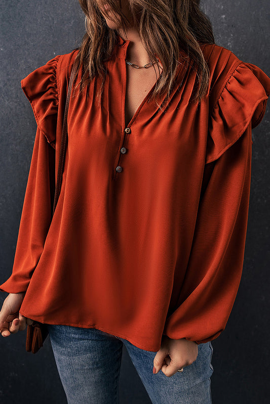 Blusa con cuello en V y botones plisados ​​con volantes