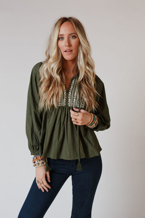 Blusa suelta plisada con cuello dividido bordado verde 