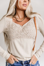 Top de manga larga con cuello en V de crochet de encaje beige 