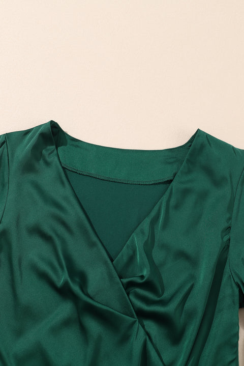 Blusa con nudo y cuello en V con sobrepelliz de satén verde negruzco 