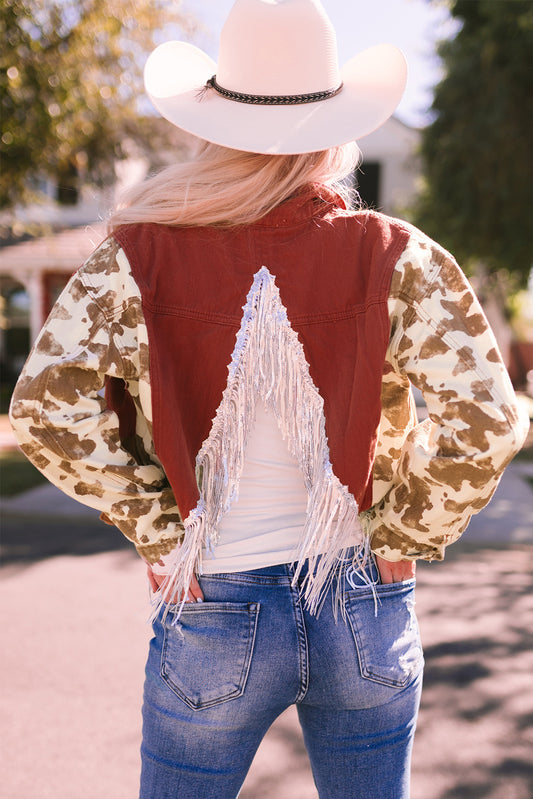 Chaqueta vaquera corta con flecos en la espalda y manga con estampado abstracto rojo 