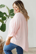 Camisa rosa con botones y mangas con lengüeta y bolsillo con solapa de talla grande 