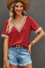 Blusa de manga corta con cuello en V y ribete de encaje