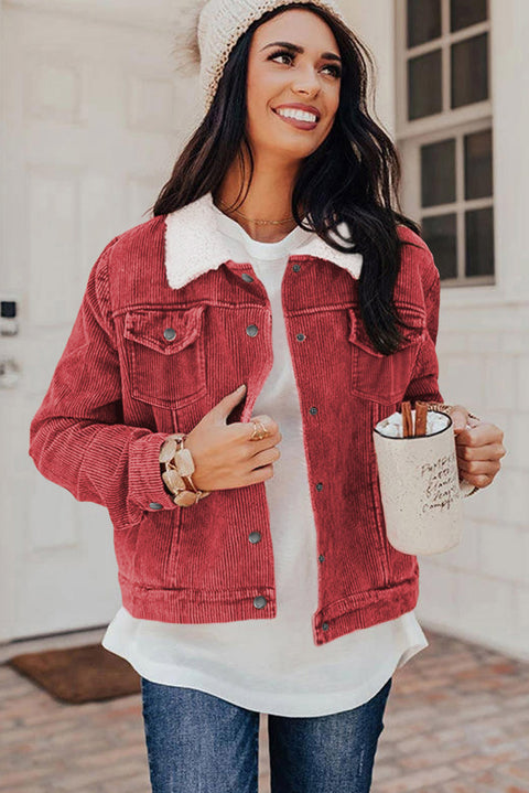 Chaqueta con solapa y botones a presión de sherpa de pana roja 