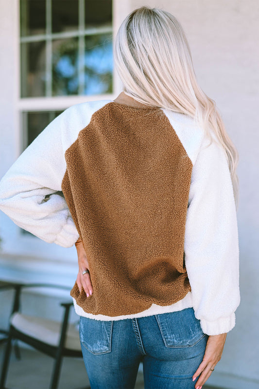 Chaqueta Sherpa con botones a presión y manga blanca en contraste marrón 