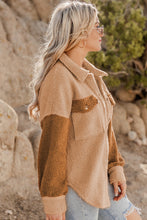 Chaqueta color camel con bolsillo con solapa y sherpa color block 