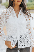 Camisa con cuello vuelto ahuecado y encaje de crochet