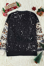 Sudadera con bloques de color blanqueados y leopardo con letras PRAY