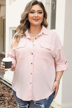 Camisa rosa con botones y mangas con lengüeta y bolsillo con solapa de talla grande 