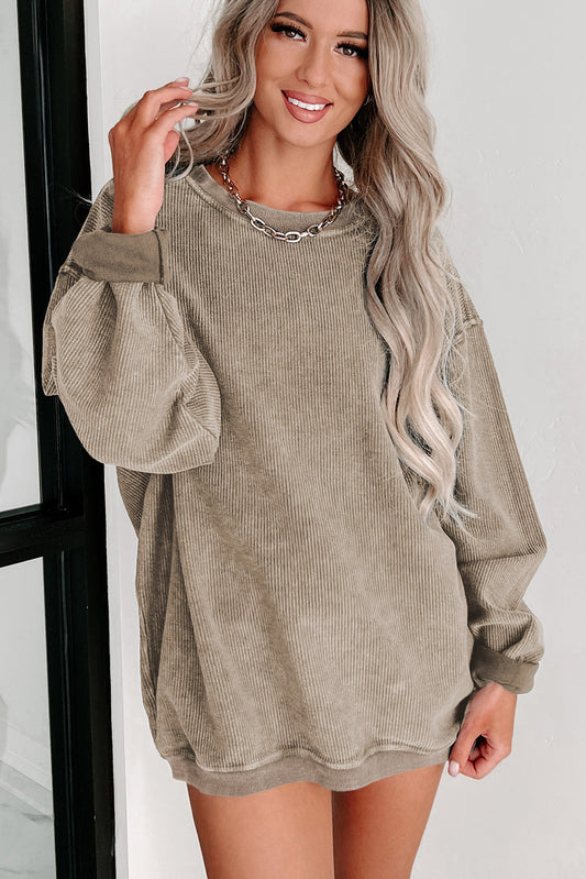 Sudadera gris con cuello redondo y punto acanalado liso 