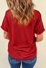 Camiseta roja con estampado de lentejuelas navideñas y cuello redondo