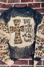 Sudadera con bloques de color blanqueados y leopardo con letras PRAY