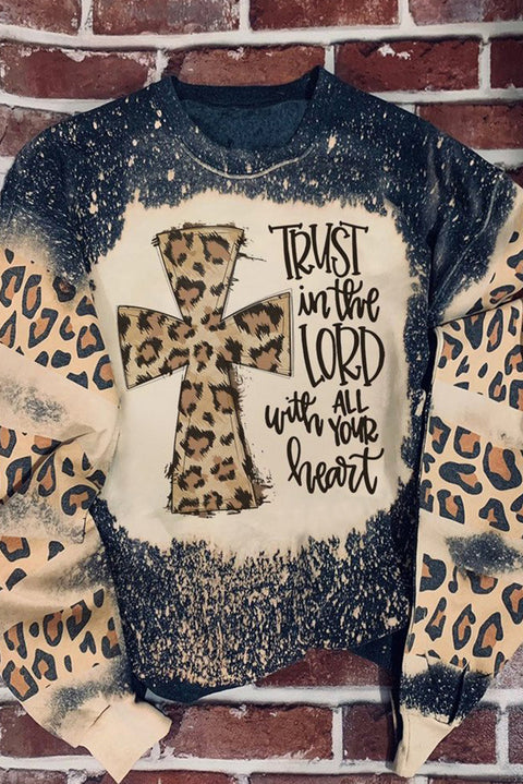 Sudadera con bloques de color blanqueados y leopardo con letras PRAY