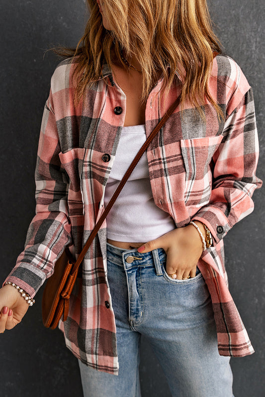 Camisa rosa con bolsillo de parche y botones a cuadros 