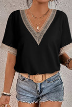 Blusa de manga corta con cuello en V y ribete de encaje