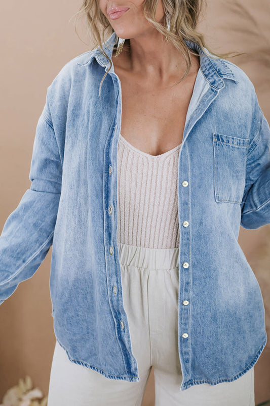 Chaqueta vaquera con botones y bolsillo en el pecho de talla grande en azul cielo 