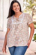 Top de talla grande con estampado floral y cuello dividido 