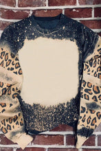 Sudadera con bloques de color blanqueados y leopardo con letras PRAY