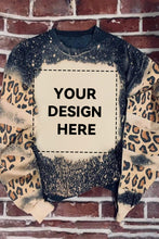 Sudadera con bloques de color blanqueados y leopardo con letras PRAY