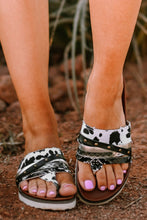 Sandalias con chanclas con estampado animal y tachuelas