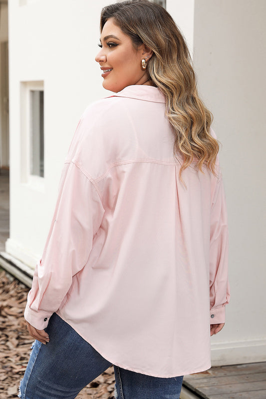 Camisa rosa con botones y mangas con lengüeta y bolsillo con solapa de talla grande 