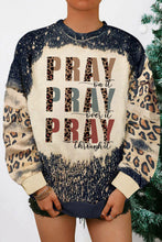 Sudadera con bloques de color blanqueados y leopardo con letras PRAY