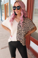 Blusa con bloques de color de leopardo en contraste