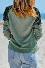 Blusa con cuello en V y botones de punto tipo gofre de leopardo verde 