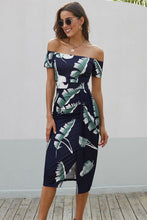 Vestido midi ajustado con hombros descubiertos y estampado floral azul oscuro