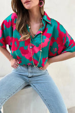 Blusa con cuello en V y estampado abstracto 