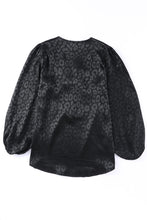 Blusa con estampado de leopardo y cuello en V 