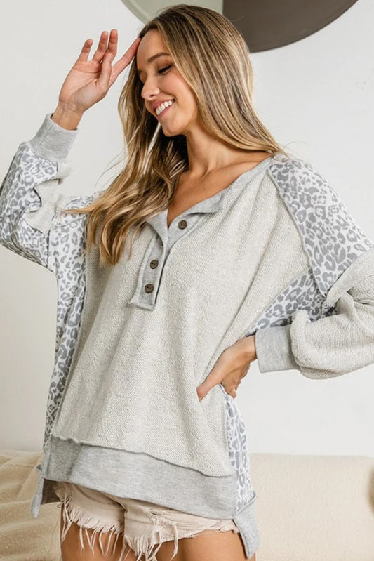 Sudadera con cuello abotonado y costura expuesta de leopardo gris 