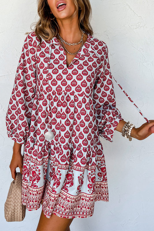 Mini vestido rosa rojo con borlas y lazo bohemio con cuello dividido y manga abullonada 