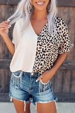 Blusa con bloques de color de leopardo en contraste