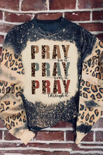 Sudadera con bloques de color blanqueados y leopardo con letras PRAY