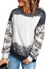 Sudadera con bloques de color blanqueados y leopardo con letras PRAY