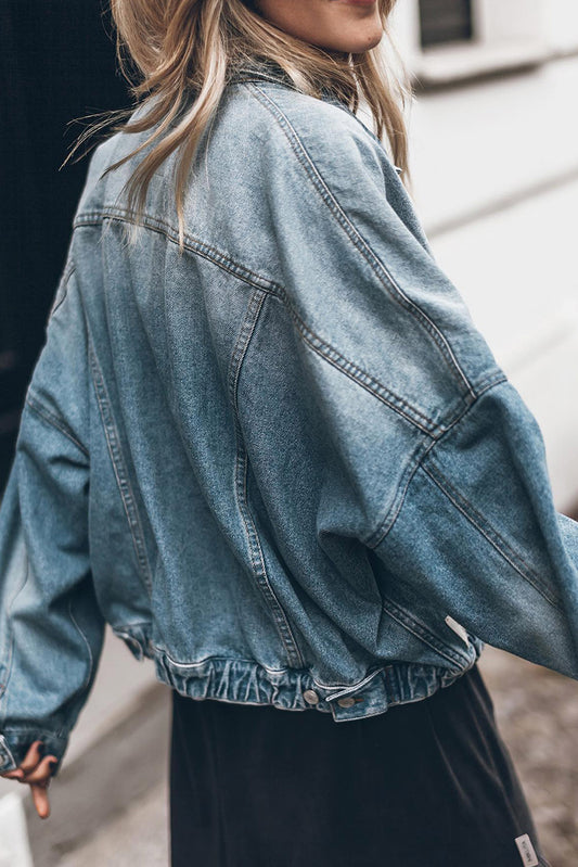 Chaqueta vaquera con hombros caídos y bolsillo con solapa y botones metálicos azul cielo 