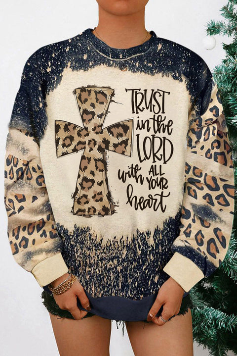 Sudadera con bloques de color blanqueados y leopardo con letras PRAY