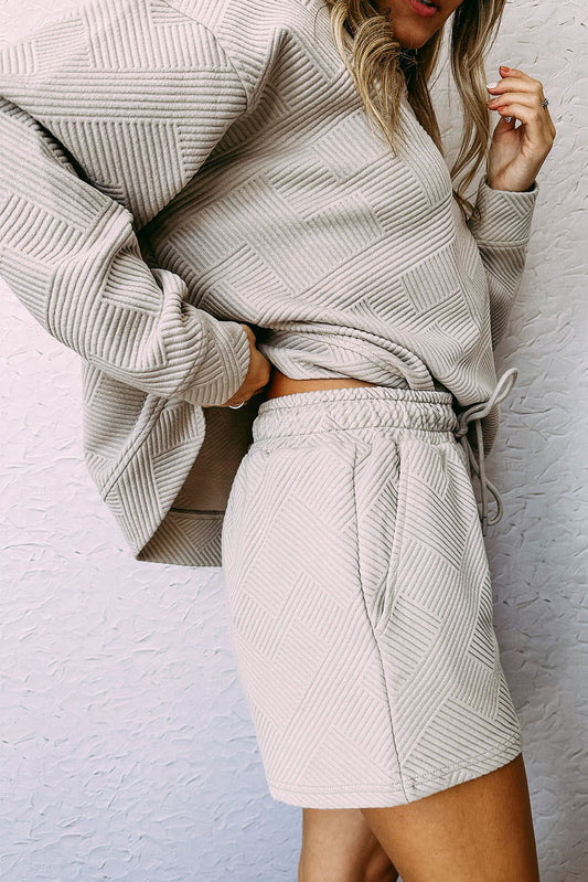 Conjunto de top de manga larga con textura gris y pantalones cortos con cordón