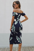 Vestido midi ajustado con hombros descubiertos y estampado floral azul oscuro