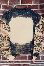 Sudadera con bloques de color blanqueados y leopardo con letras PRAY