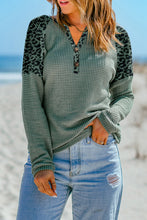 Blusa con cuello en V y botones de punto tipo gofre de leopardo verde 