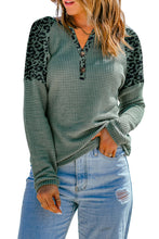 Blusa con cuello en V y botones de punto tipo gofre de leopardo verde 