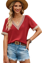 Blusa de manga corta con cuello en V y ribete de encaje