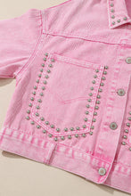 Chaqueta vaquera con bolsillos y tachuelas con remaches rosa 