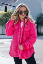 Chaqueta con botones y patchwork de sherpa de ante sintético en rosa brillante