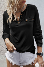 Top henley negro de manga larga con botones a presión