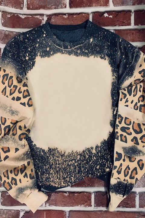 Sudadera con bloques de color blanqueados y leopardo con letras PRAY