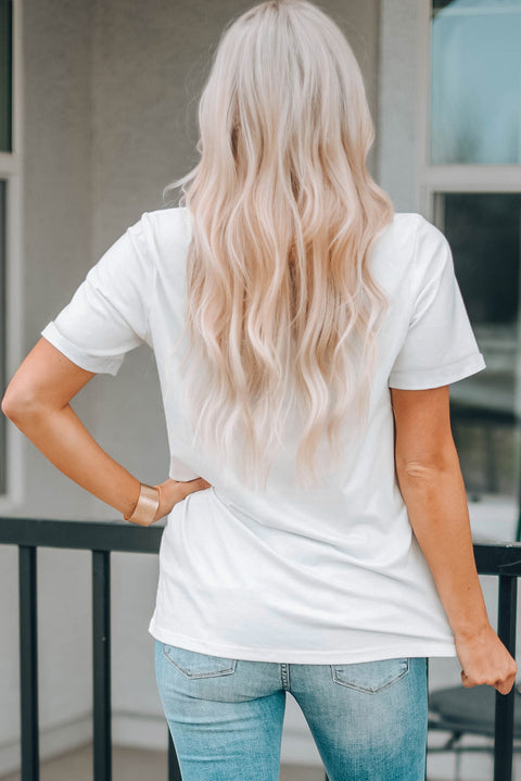 Camiseta blanca con cuello redondo y estampado de árboles de Navidad lindos