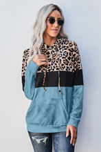 Sudadera con capucha y diseño teñido anudado con estampado de leopardo